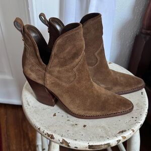 Suede boots